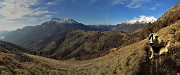 17 Vista panoramica, usciti dal bosco. In alto Alben a sx, Colle di Zambla al centro, Menna a dx, in basso Valle del Riso